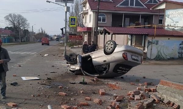 В Крыму пьяный таксист снес кирпичное ограждение