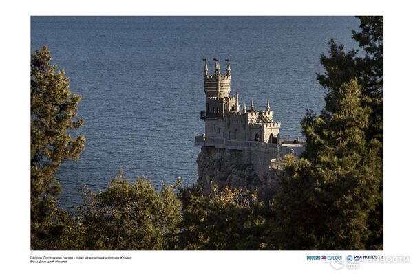 Один из символов Крыма - дворец Ласточкино гнездо
