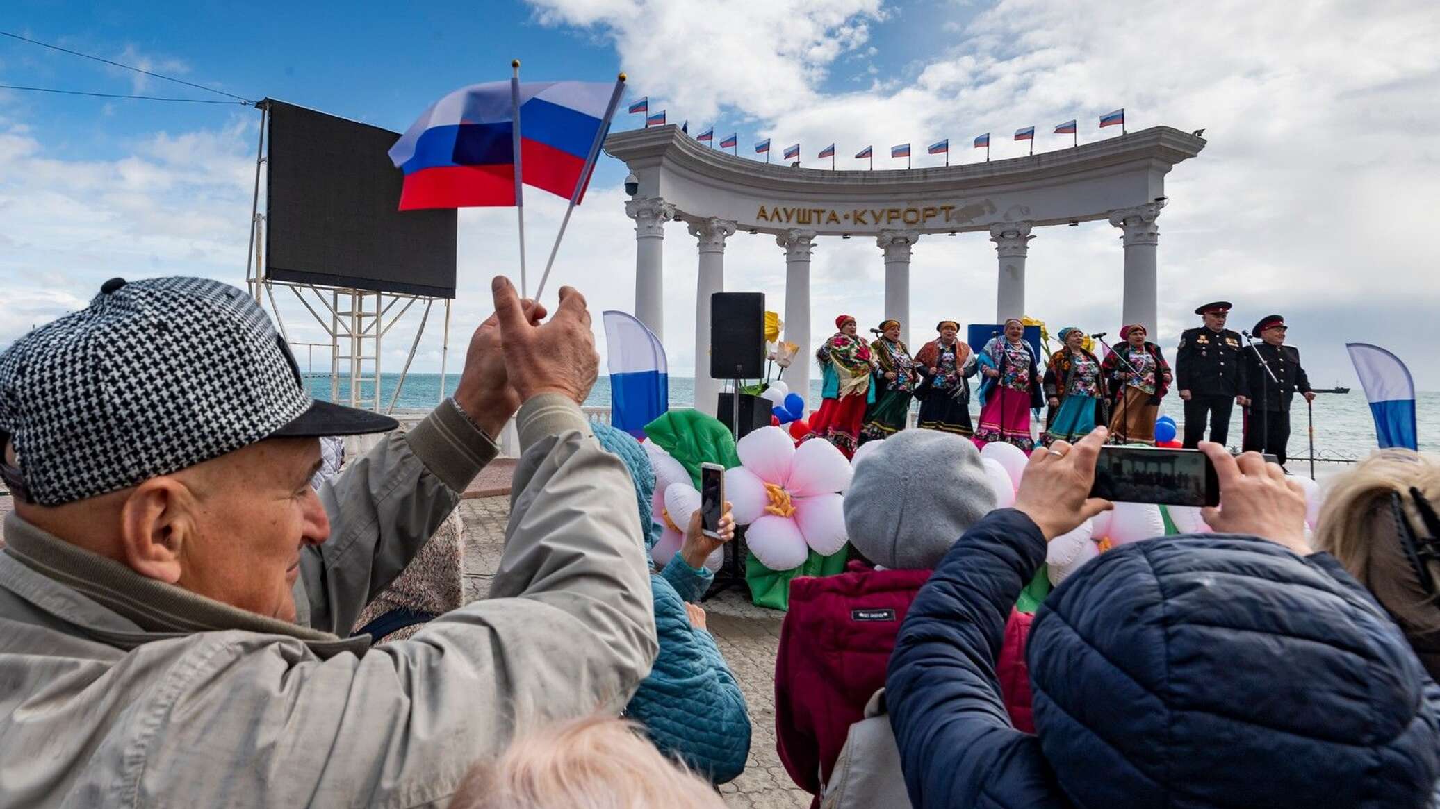 Риа нов крым. Воссоединение Крыма с Россией фото.