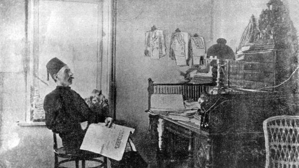Исмаил Гаспринский в своем кабинете