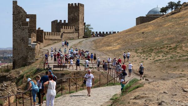 Туристы на территории Генуэзской крепости в Судаке