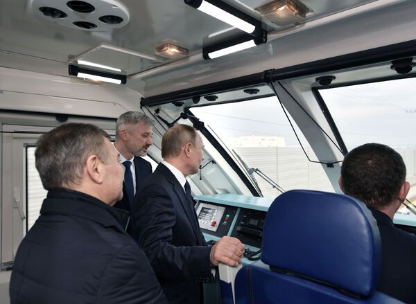 23 декабря 2019-го: в кабине машиниста первого рельсового автобуса, который отправился по железной дороге Крымского моста из Керчи в Тамань. 
