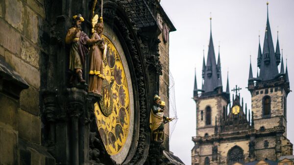 Астрономические часы на Староместкой ратуше (слева) и Храм Девы Марии у Тына (справа) на Староместской площади в Праге