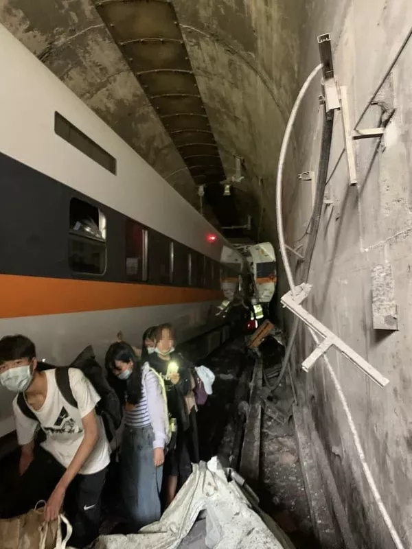 На Тайване поезд сошел с рельсов: десятки жертв и пострадавших На Тайване поезд сошел с рельсов: десятки жертв и пострадавших