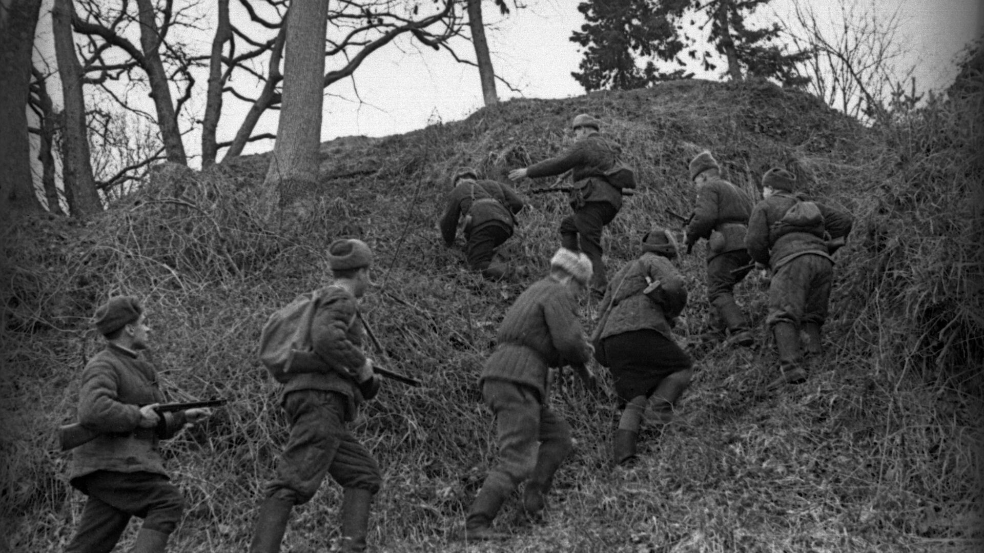 Великая Отечественная война 1941 - 1945 годов. Крымская АССР. Крымская наступательная операция (8 апреля - 12 мая 1944 года). Бойцы партизанского отряда под командованием Христофора Чусси идут на выполнение задания Великая Отечественная война 1941 - 1945 годов. Крымская АССР. Крымская наступательная операция (8 апреля - 12 мая 1944 года). Бойцы партизанского отряда под командованием Христофора Чусси идут на выполнение задания - РИА Новости, 1920, 08.04.2025