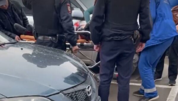 В Симферополе пьяный мужчина ударил ножом приятеля на парковке ТЦ 