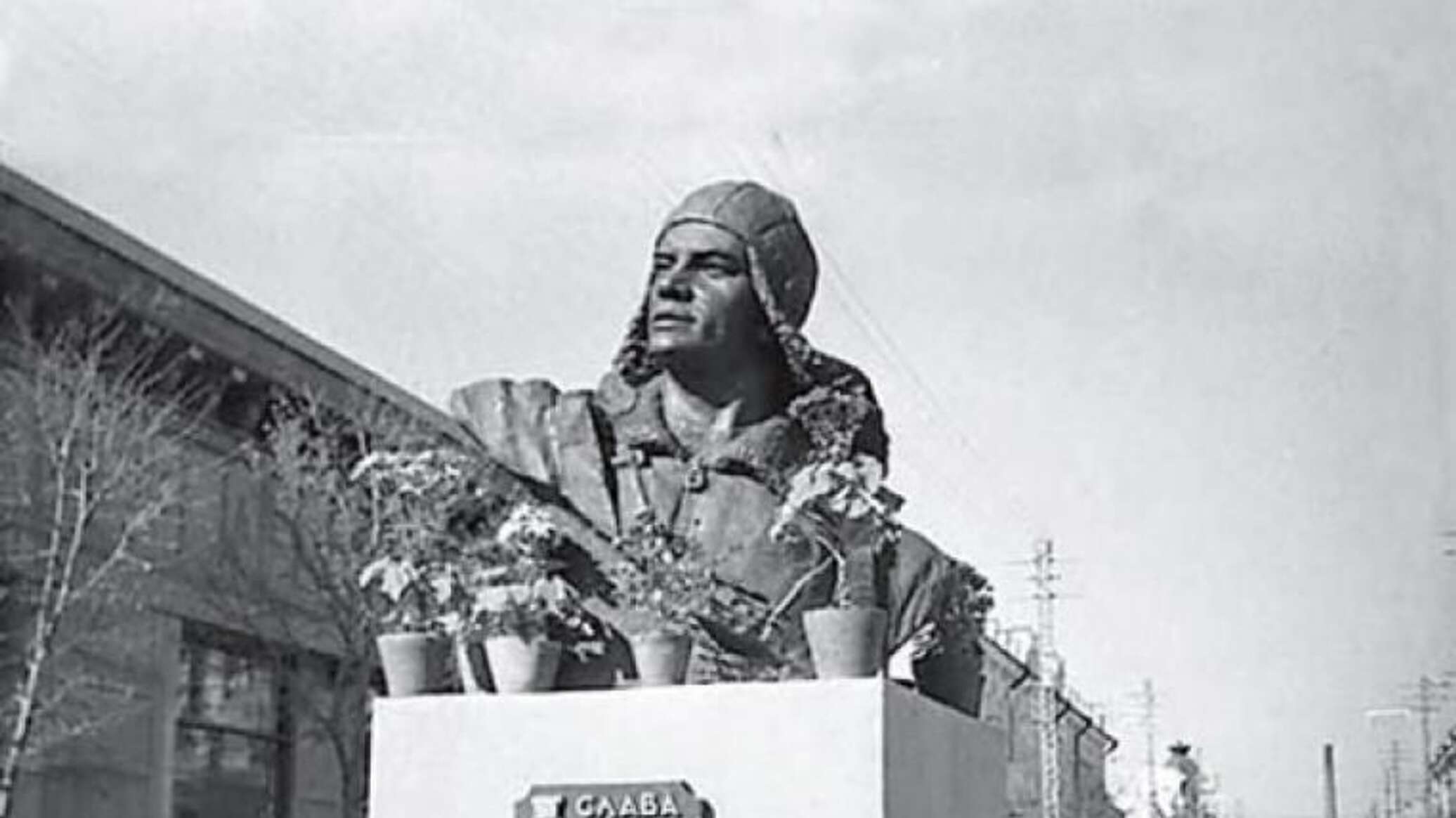 Первый в мире памятник. Гагарин Симферополь памятник. Памятник Юрия Гагарина в Симферополе. Памятник Гагарину 1961 Симферополь.