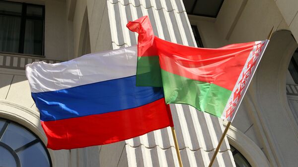 Государственные флаги России и Белоруссии на здании минской филармонии