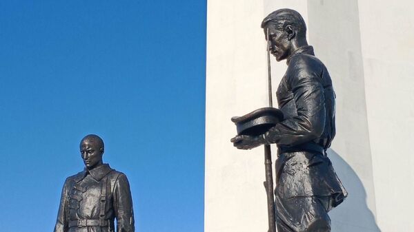 Под монументом Родины-матери расположены фигуры братьев, которых развела Гражданская война, - красноармейца и белогвардейца.  