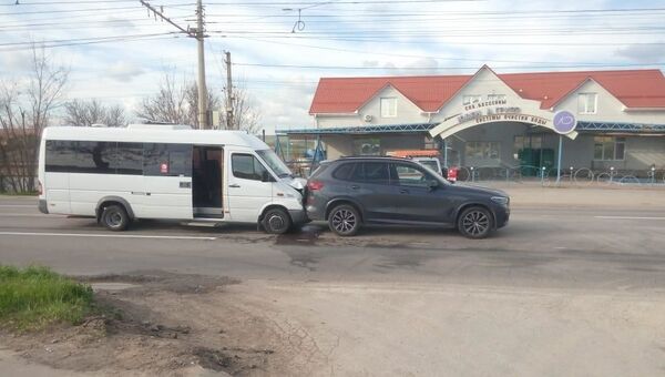 В ДТП с рейсовым автобусом в Крыму пострадали четыре человека