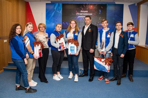 Герой России Артем Катунькин вместе с сотрудниками подразделения МИА Россия сегодня передал тысячу ленточек крымским Волонтерам Победы.