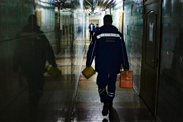Ежедневно работники республиканской скорой совершают до 1600 выездов на вызовы. Из них, как говорит статистика, около сотни – ковидные. Ежедневно работники республиканской скорой совершают до 1600 выездов на вызовы. Из них, как говорит статистика, около сотни – ковидные.