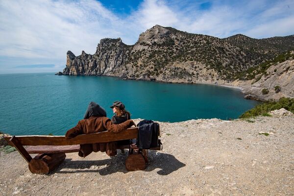 Но туристы уже начинают собираться в Крым на долгие майские выходные. Власти ожидают, что за 10 дней в Крым приедут более миллиона гостей.