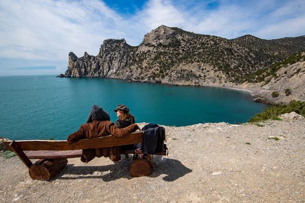 Но туристы уже начинают собираться в Крым на долгие майские выходные. Власти ожидают, что за 10 дней в Крым приедут более миллиона гостей.