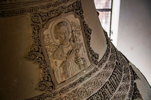 Колокола кафедрального Александро-Невского собора готовятся к недельным пасхальным благовестиям...