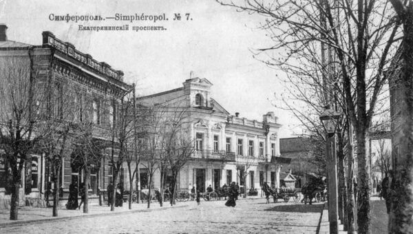 Екатериненская улица (проспект) в начале ХХ века. По нему шла первая первомайская колонна