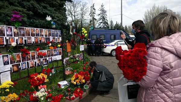 Одесситы приносят цветы к Дому профсоюзов в Одессе, чтобы почтить память погибших в годовщину трагедии на Куликовом поле.