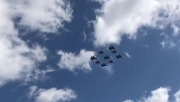 Авиационная тренировка Парада прошла в небе над Москвой 