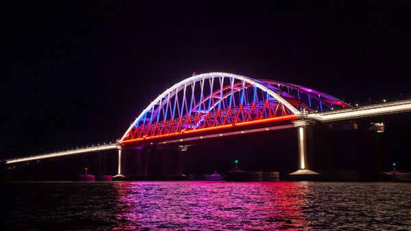 Крымский мост в цветах российского триколора