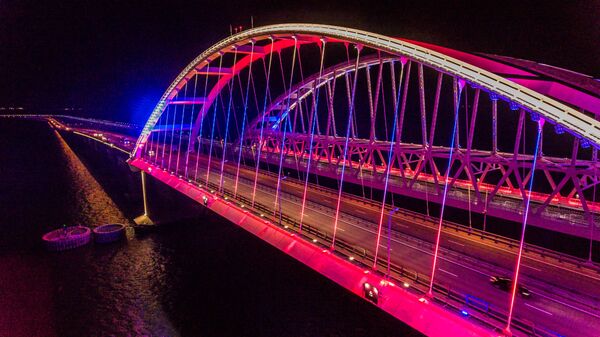 Крымский мост окрасился в цвета флага России