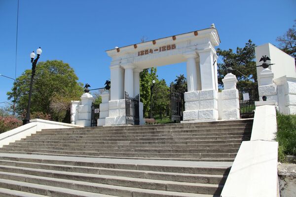 Лестница на Малахов курган - вход в мемориальный комплекс Лестница на Малахов курган - вход в мемориальный комплекс