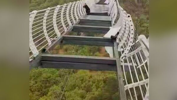 В Китае турист застрял на разрушенном ветром стеклянном мосту