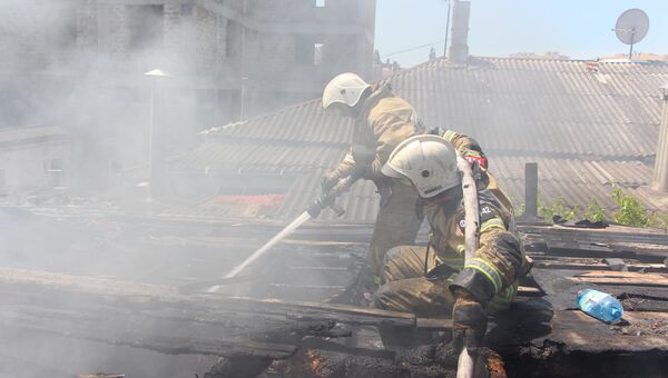 Пожарные тушат горящий в центре Симферополя дом