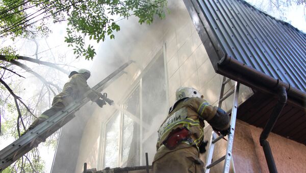 Пожарные тушат горящий в центре Симферополя дом