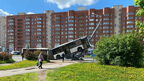 В Петербурге автобус взобрался на фонарный столб