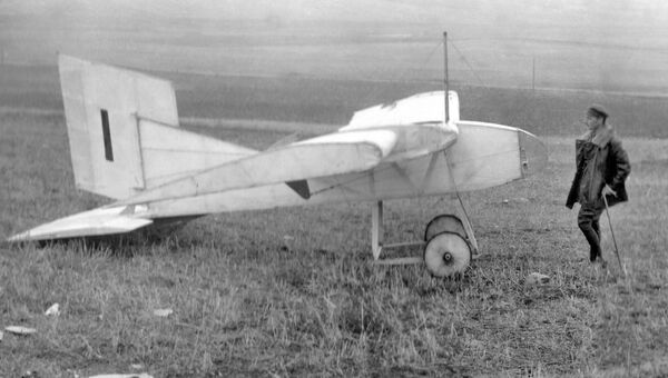 Арцеулов в Коктебеле со своим планером А-5. Еще не восстановился после травм во время испытания истребителя. 1923 г
