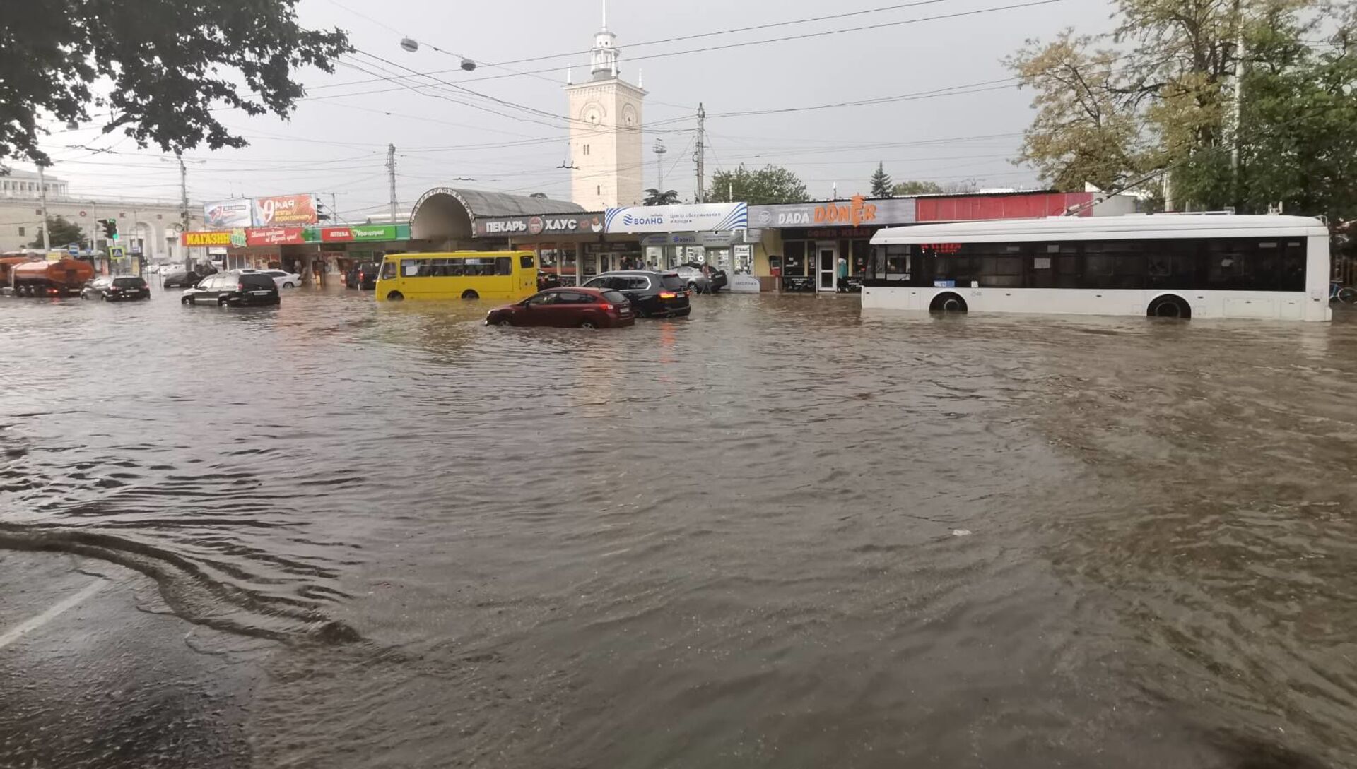 Стихия в Симферополе: потоки воды вместо дорог - фото, видео - РИА Новости  Крым, 31.05.2021