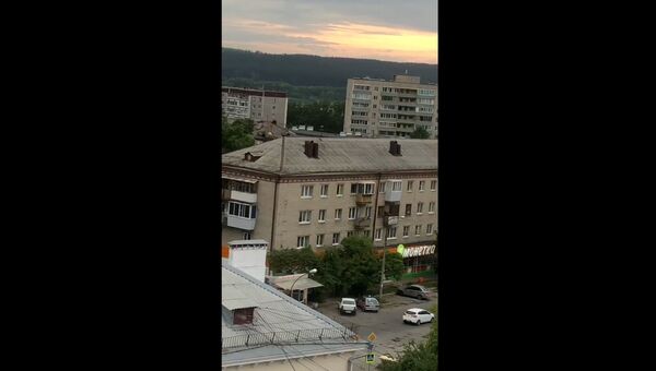 Мужчина открыл стрельбу по прохожим из окна квартиры в Екатеринбурге. Кадры ЧП