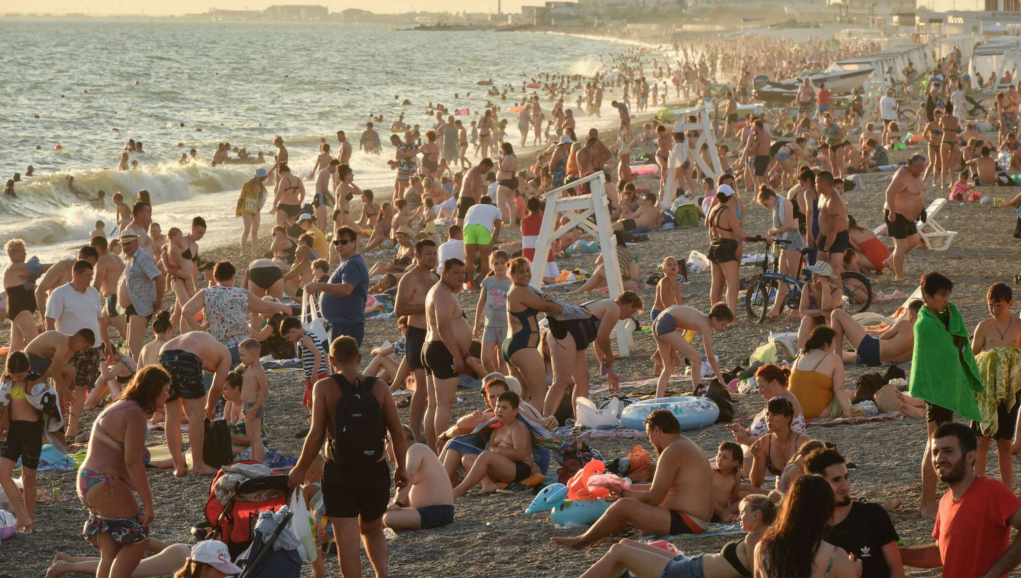 Крым сколько отдыхающих. Много народу на пляже. Люди на пляже. Переполненные пляжи Крыма. Крым пляж люди.