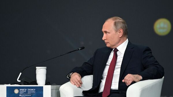 4 июня 2021. Президент РФ Владимир Путин на пленарном заседании в рамках Петербургского международного экономического форума - 2021