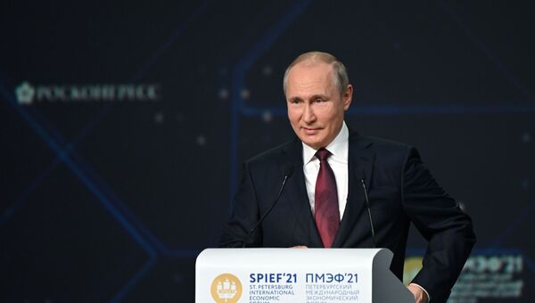 4 июня 2021. Президент РФ Владимир Путин выступает на пленарном заседании в рамках Петербургского международного экономического форума - 2021