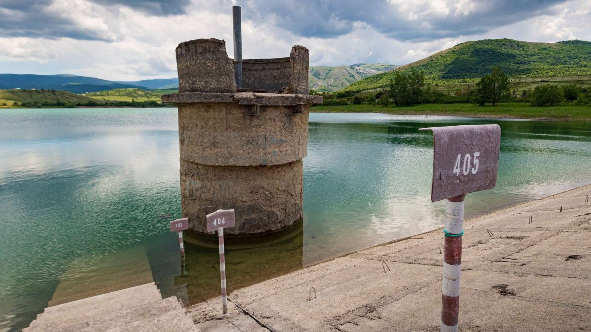 Вода крыма водохранилище. Водохранилище. Крымское водохранилище. Аянское водохранилище в Крыму. Крым водохранилище Пирс.