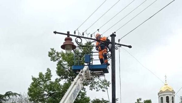 В столице Крыма ремонтируют сети наружного освещения