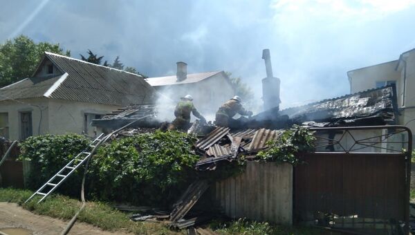 На востоке Крыма пожарные спасли женщину из горящей пристройки