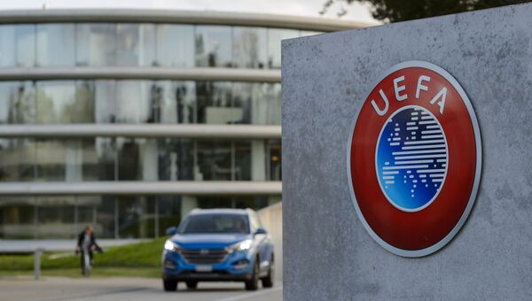 Логотип европейского футбольного органа УЕФА в штаб-квартире УЕФА в Ньоне. Архивное фото