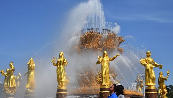 Посетители ВДНХ в Москве отдыхают у фонтана Дружба народов. Архивное фото