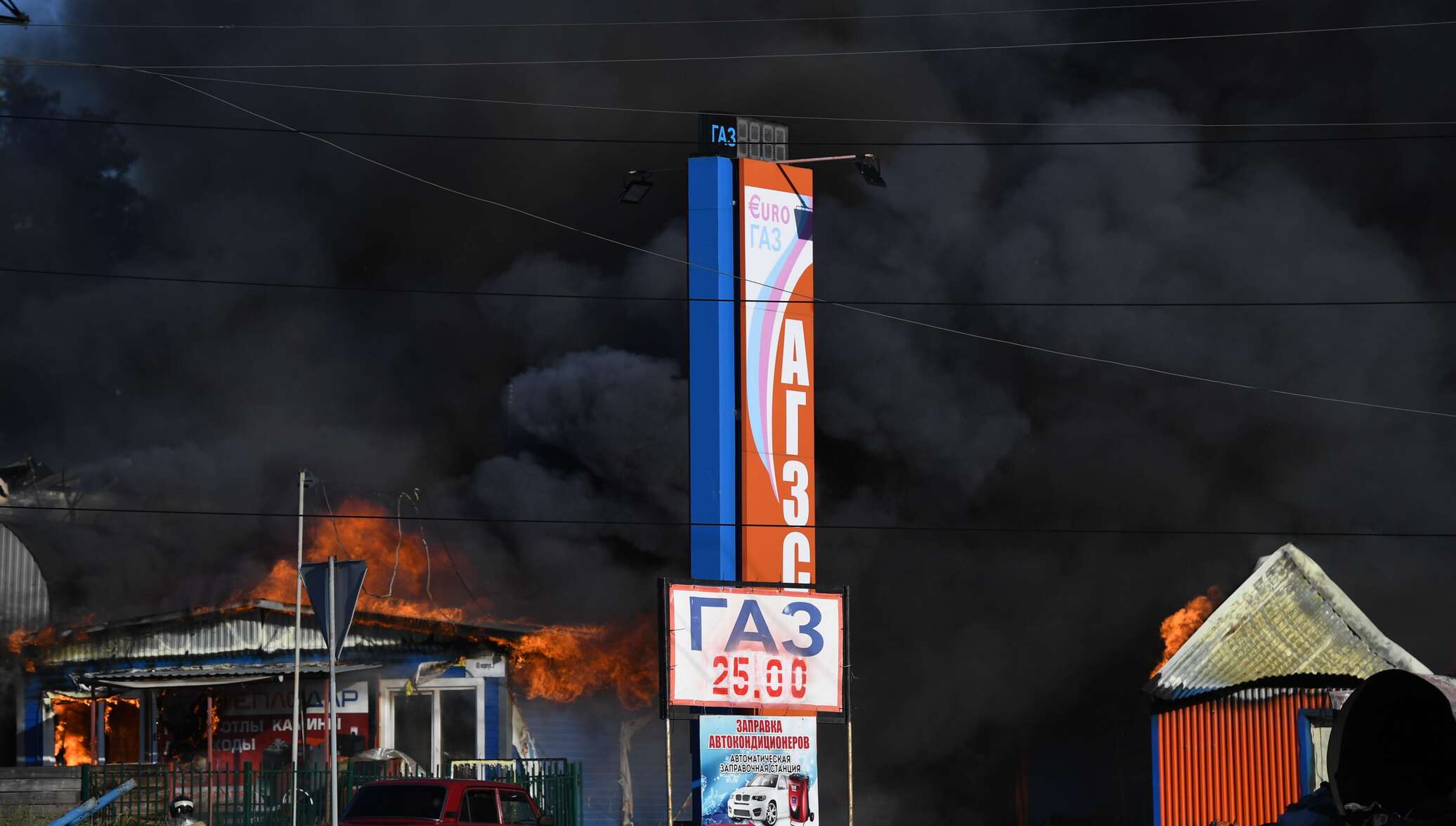 Пожар на фучика 37. Пожар на АЗС Новосибирск. Взрыв в Новосибирске 14-06-2021. Взрыв бензоколонки в Новосибирске.