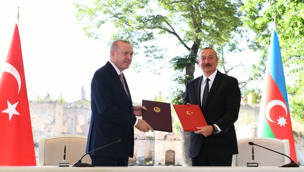 Президенты Турции и Азербайджана Реджеп Тайип Эрдоган и Ильхам Алиев