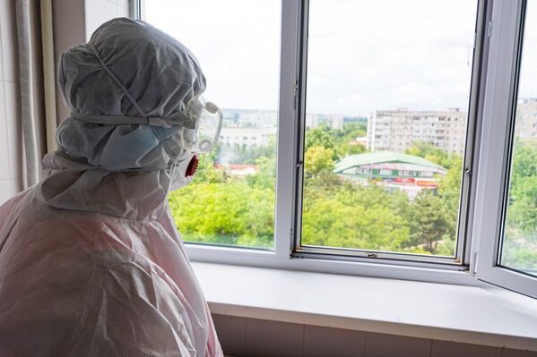 Глоток свежего воздуха и снова антиковидная пластиковая броня. Глоток свежего воздуха и снова антиковидная пластиковая броня.