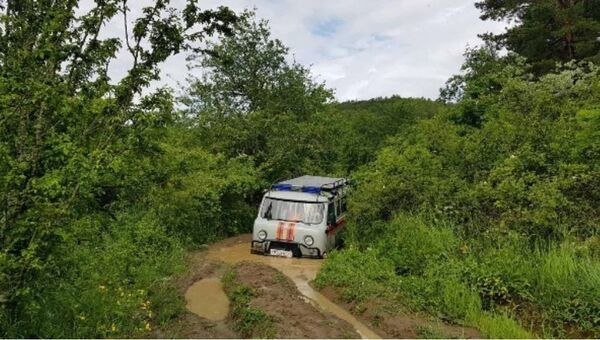 Сотрудники КРЫМ - СПАС вытащили застрявший в грязи автомобиль туристов