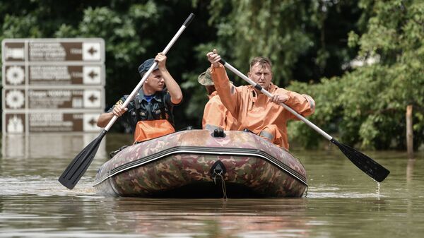 Спасатели на лодке во время подтопления в Керчи из-за ливней