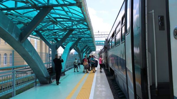 Пассажиры поезда на вокзале в Керчи