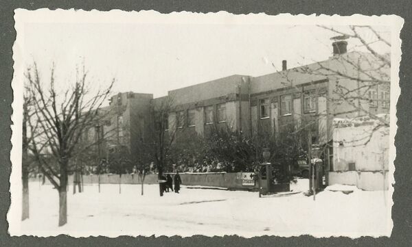 1-я Советская больница, превращенная в немецкий лазарет. 1942 г. Фото из альбома немецкого военного 1-я Советская больница, превращенная в немецкий лазарет. 1942 г. Фото из альбома немецкого военного