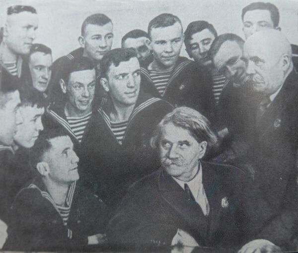 На встрече с моряками-черноморцами. 1941 г. Из книги Сергеева-Ценского Трудитесь много и радостно На встрече с моряками-черноморцами. 1941 г. Из книги Сергеева-Ценского Трудитесь много и радостно