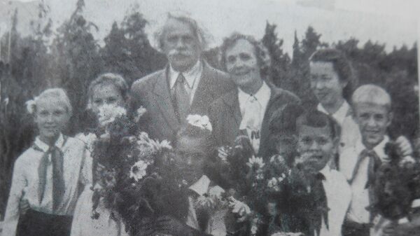 Сергеев-Ценский с женой Христиной Михайловной с детьми из Алуштинского детдома им. Сергеева-Ценского. 1953 г. Из книги Сергеева-Ценского Трудитесь много и радостно