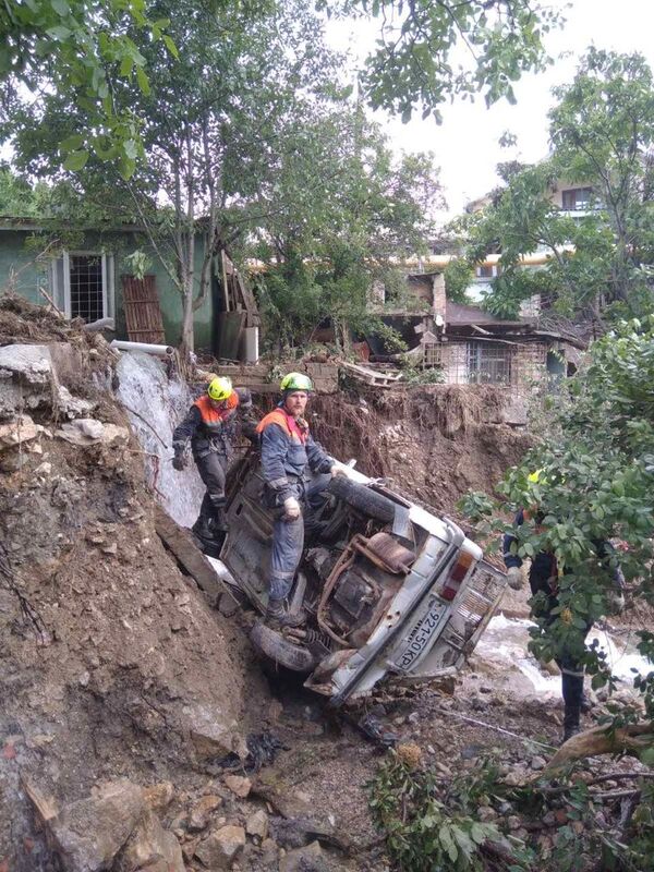 Сотрудники МЧС во время ликвидации последствий наводнения в Ялте. 2021 год